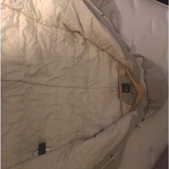 Sold—-> The North Face got you covered - Beige Coat to keep you warm - Picture 9 of 13